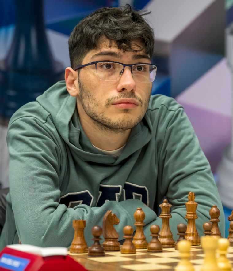Alireza Firouzja, numéro 1 français des échecs, concentré devant un échiquier