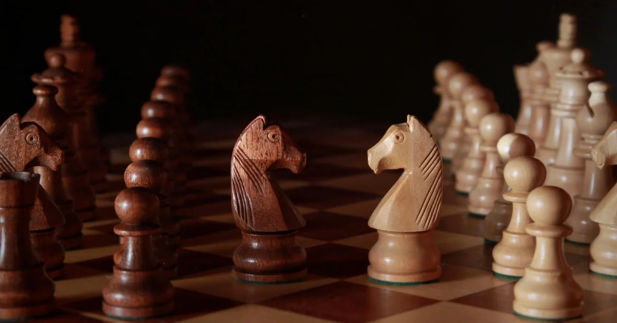 Échiquier de tournoi avec pendule, ambiance de match de championnat du monde d'échecs
