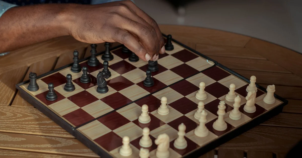 Pièces d'échecs sur un échiquier, illustration du coût des cours d'échecs