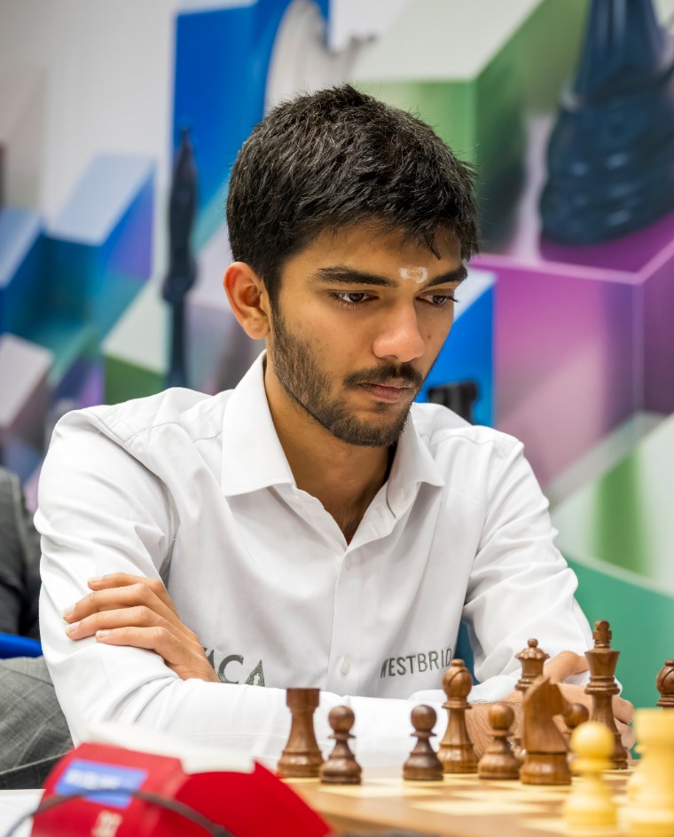 Gukesh Dommaraju, champion du monde d'échecs en titre, devant un échiquier