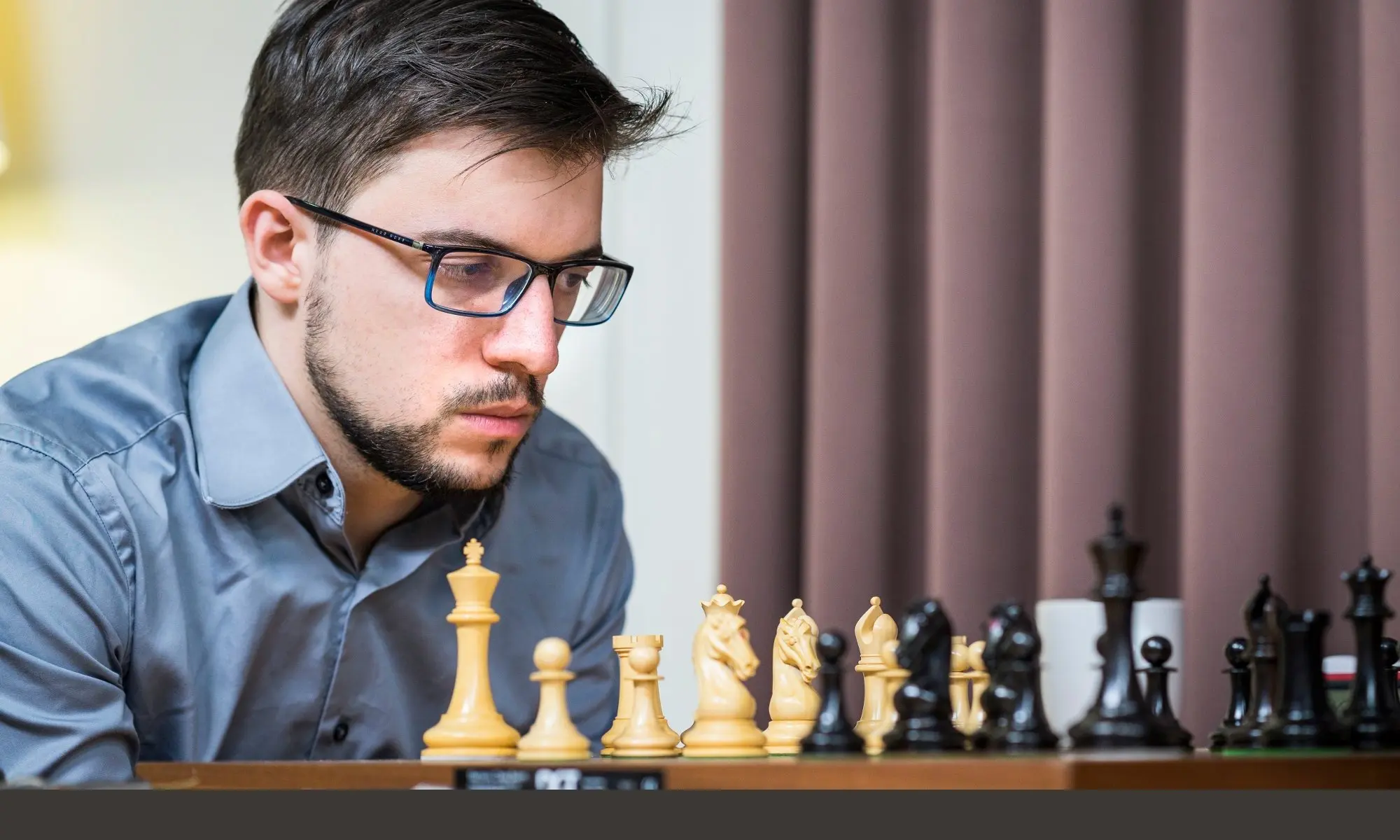 Maxime Vachier-Lagrave champion d'échecs français en pleine concentration