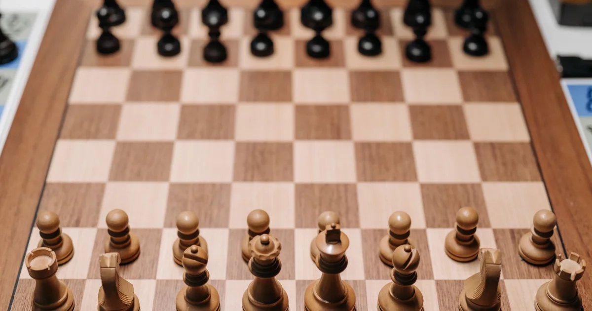 Échiquier en début de partie, premiers coups d'une ouverture aux échecs